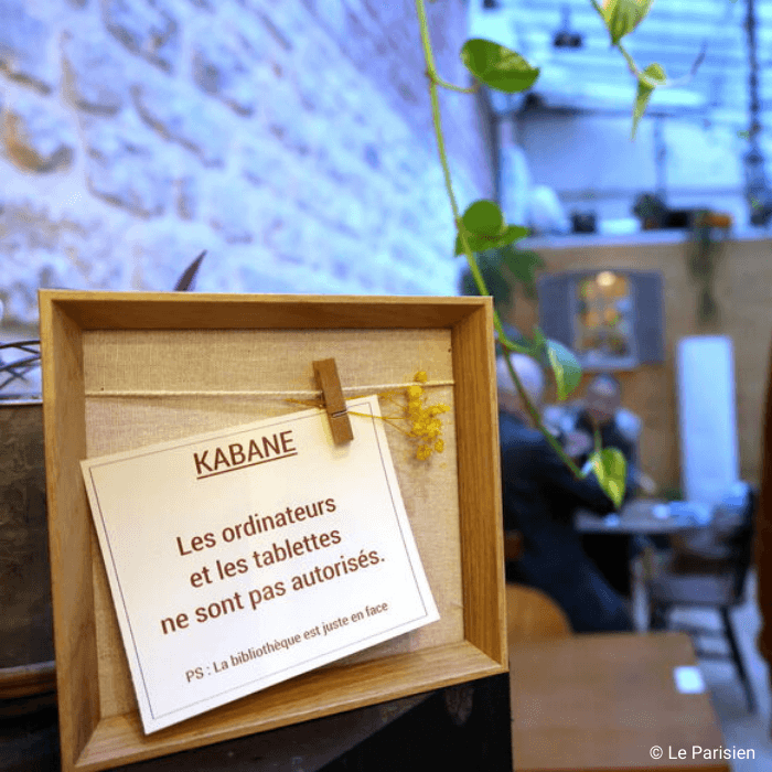Photo de la restriction du télétravail dans un café