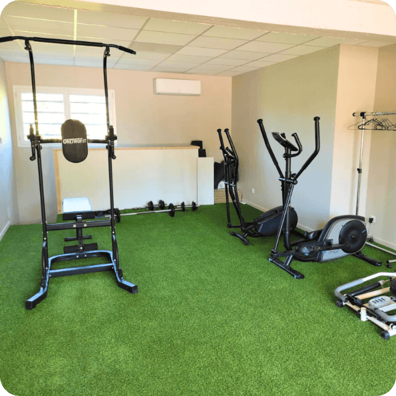 salle de sport avec gazon synthétique à la Wekey House